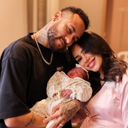 Neymar e Bruna Biancardi posam com a filha recém-nascida