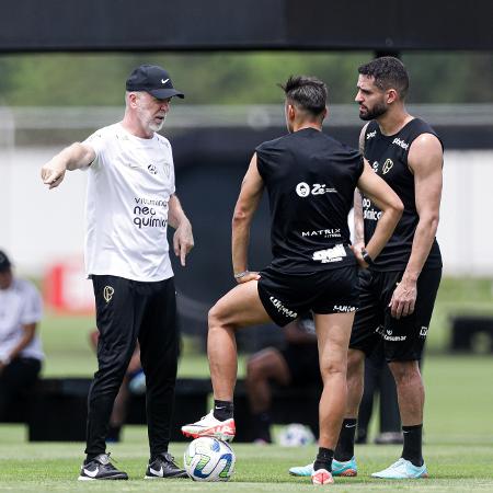 Mano Menezes conversa com Romero e Renato Augusto durante treino do Corinthians