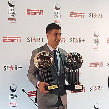 Luis Suárez posa com a Bola de Ouro pelo desempenho no Campeonato Brasileiro de 2023 - Carolina Alberti/UOL