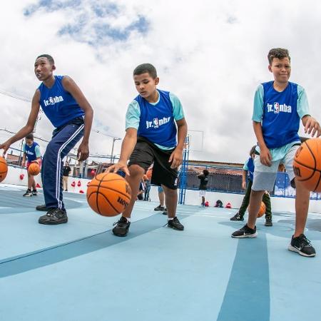 Crianças beneficiadas pelo projeto Gerando Falcões em inauguração de quadra da NBA