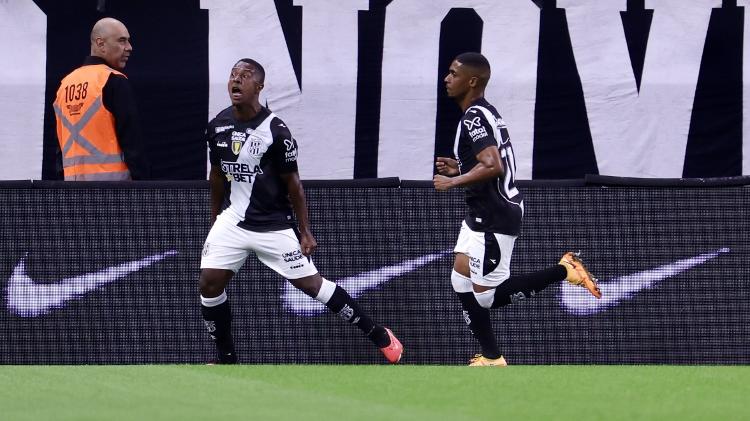 Iago Dias, da Ponte Preta, festeja gol marcado sobre o Corinthians em confronto do Campeonato Paulista