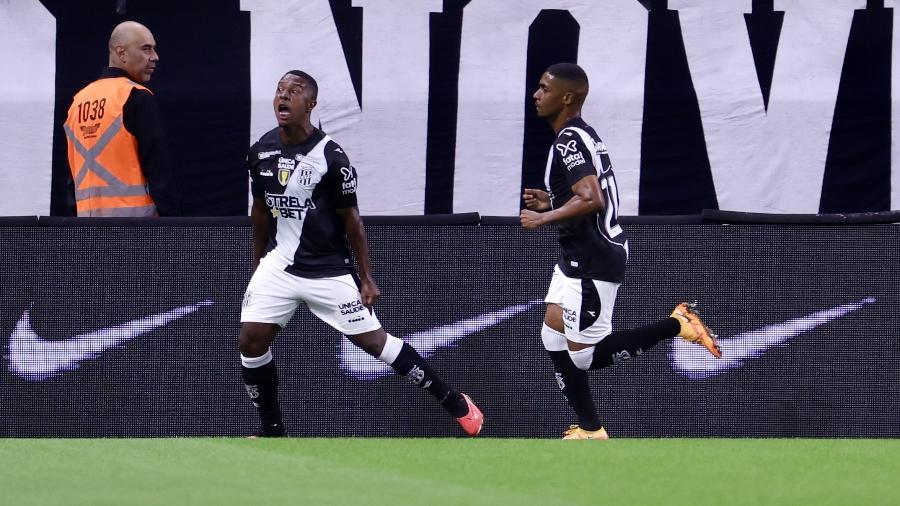 Iago Dias, da Ponte Preta, festeja gol sobre o Corinthians em confronto do Campeonato Paulista