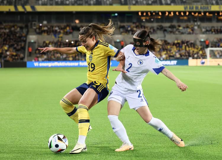 Johanna Rytting Kaneryd da Suécia disputa a bola com a bósnia Ena Šabanagić durante partida pela Nations League em Estocolmo