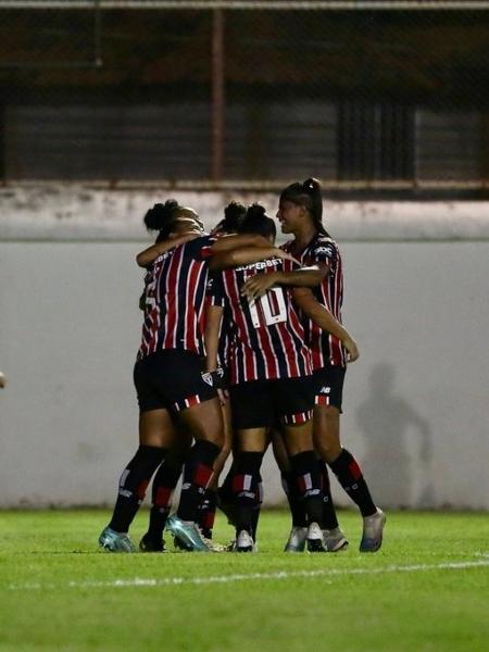 Jogadoras do São Paulo comemoram gol contra o Cruzeiro pelo Brasileirão Feminino
