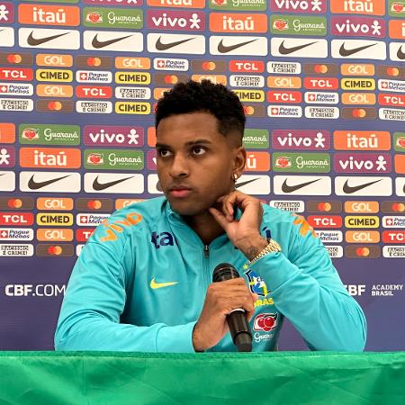 Rodrygo concede entrevista coletiva com a seleção brasileira