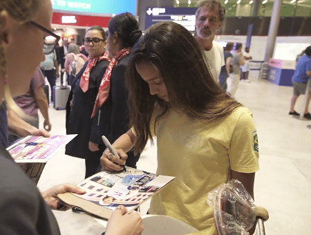 Rayssa Leal durante desembarque no aeroporto de Paris