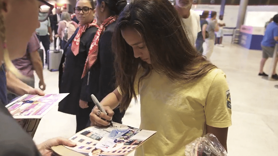 Rayssa Leal durante desembarque no aeroporto de Paris