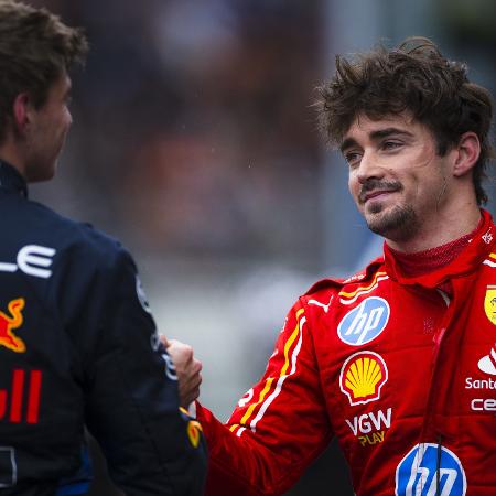 Charles Leclerc cumprimeta Max Verstappen durante o treino de classificação do GP da Bélgica