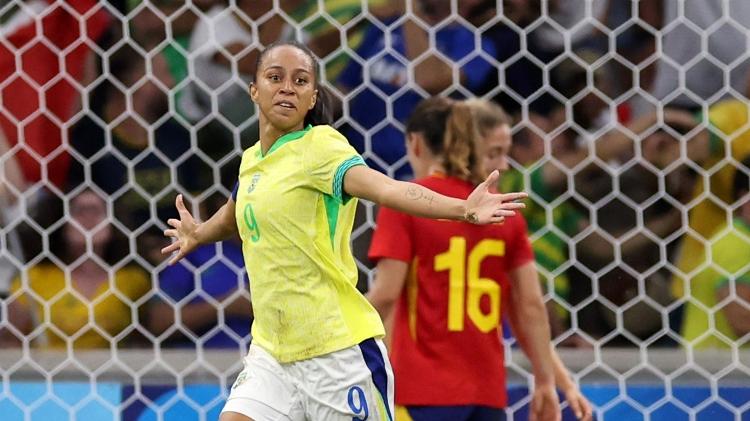 Adriana comemora gol do Brasil sobre a Espanha em jogo do futebol feminino nas Olimpíadas