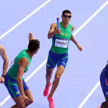 Lucas Carvalho e Lucas Vilar, do Time Brasil, no revezamento 4x400m nas Olimpíadas de Paris