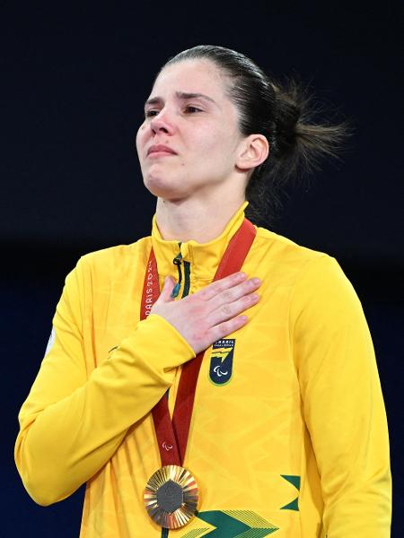 Alana Maldonado com a medalha de ouro do judô -70kg J2 nas Paralimpíadas de Paris