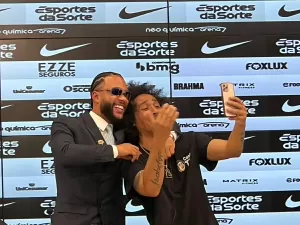 Depay agradou cúpula do Corinthians com simpatia e disposição em chegada