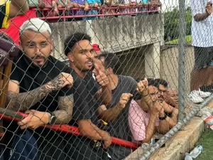 Campeão da Libertadores na arquibancada do futebol de várzea