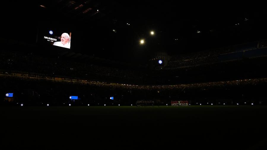 Minuto de silêncio em memória do papa Francisco antes de Inter x Milan pela Copa da Itália, no Giuseppe Meazza - Claudio Villa/AC Milan via Getty Images