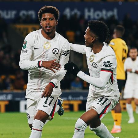 Andrey Santos e Estêvão comemoram gol do Chelsea sobre o Wolverhampton em jogo da Copa da Liga Inglesa