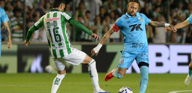 Image for 'Dono da bola', Neymar chama responsabilidade, faz hat-trick e se emociona