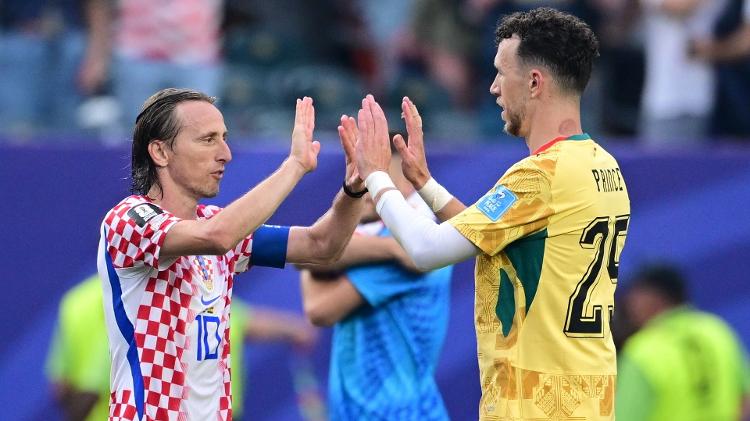 Luka Modric e Ivan Perisic, vestido com uma camisa de Gana, comemoram a classificação da Croácia ao mata-mata da Copa do Mundo