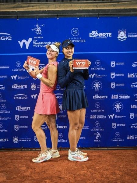 Naná e Laura Pigossi com o troféu do torneio de duplas do ITF W75 de Vacaria