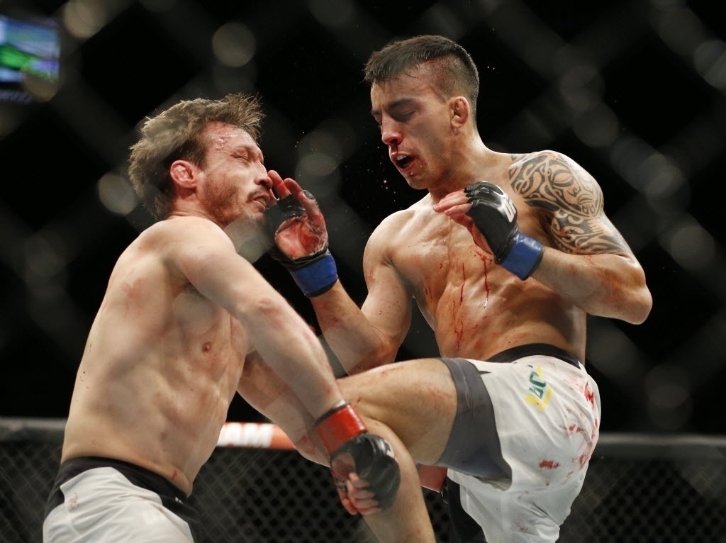 Com joelhada voadora, Thomas Almeida nocauteia Brad Pickett na primeira luta do card principal do UFC 189, neste sábado (11) - John Locher/AP Photo