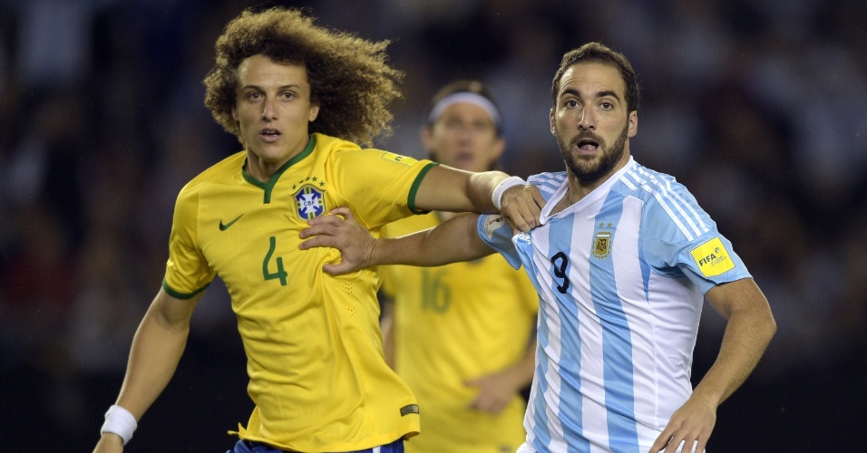 David Luiz e Higuain disputam lance durante o clássico entre Brasil e Argentina
