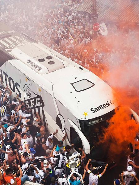 Ônibus do Santos foi penhorado por dívida de vídeo polêmico - Eduardo Knapp/Folhapress