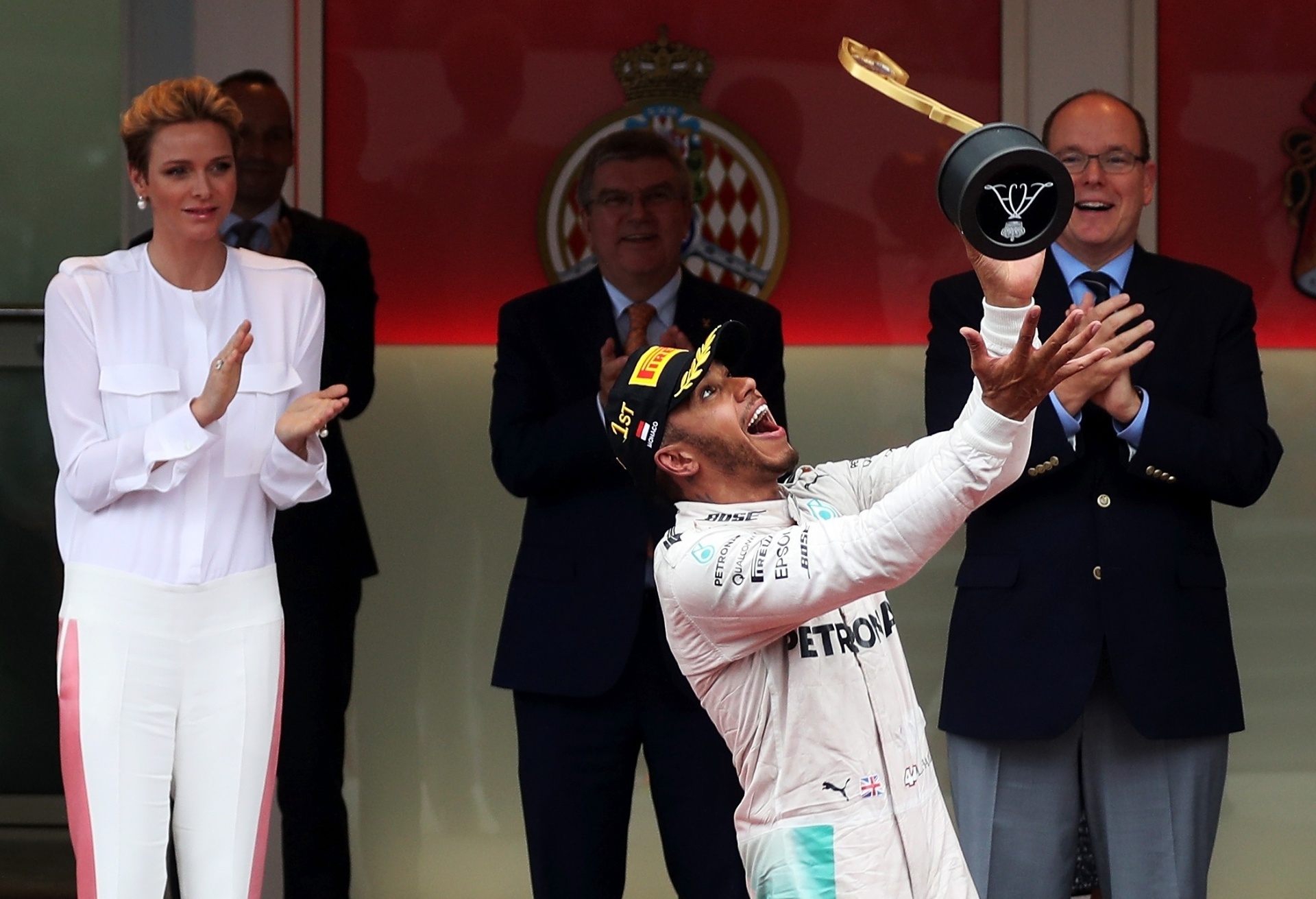 Lewis Hamilton é só alegria com o troféu do GP de Mônaco - Lars Baron/Getty Images