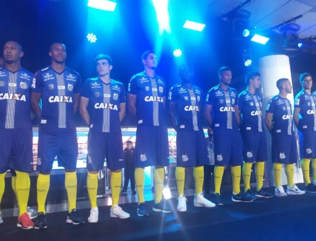 Jogadores do Santos apresentam a nova terceira camisa com o patrocínio da Caixa - Samir Carvalho/UOL