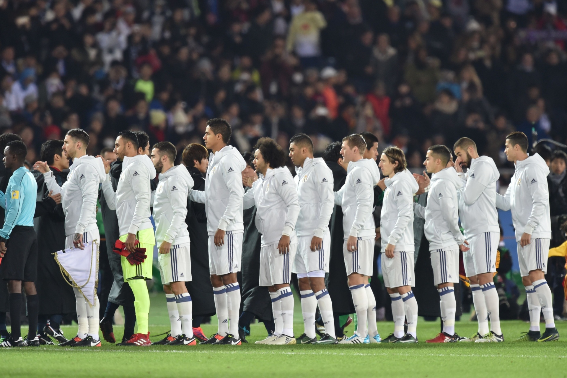 Jogadores de Real Madrid e Kashima Antlers se cumprimentam antes da decisão do Mundial de Clubes - Kazuhiro Nogi/AFP