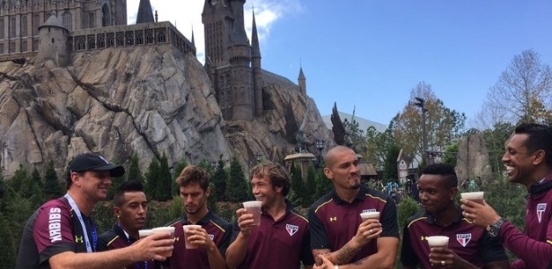 Ceni e jogadores se divertem em área do personagem Harry Potter em parque nos EUA - Reprodução/Twitter