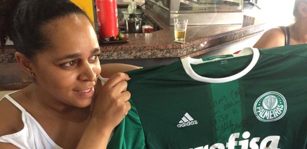 Gi segura camisa autografada por Gabriel Jesus - Felipe Pereira - Felipe Pereira