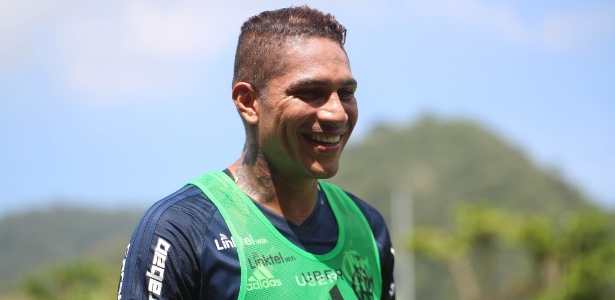 Paolo Guerrero sorri durante treinamento do Flamengo no CT Ninho do Urubu - Gilvan de Souza/ Flamengo