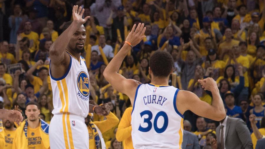 Kevin Durant e Stephen Curry comemoram ponto do Golden State Warriors diante do San Antonio Spurs em primeiro jogo das finais do Oeste na NBA - Kyle Terada/USA TODAY 