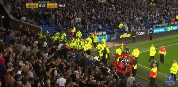 Menino é resgatado por segurança em confusão durante partida do Everton - Reprodução
