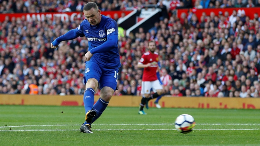 O atacante Wayne Rooney tenta uma finalização para o Everton - Andrew Yates/Reuters