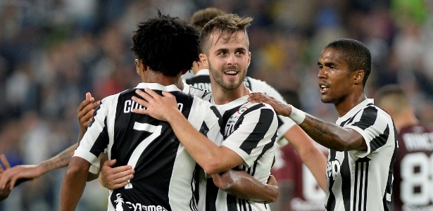 Pjanic ganha cumprimentos de Douglas Costa e Cuadrado - Stringer/Reuters - Stringer/Reuters
