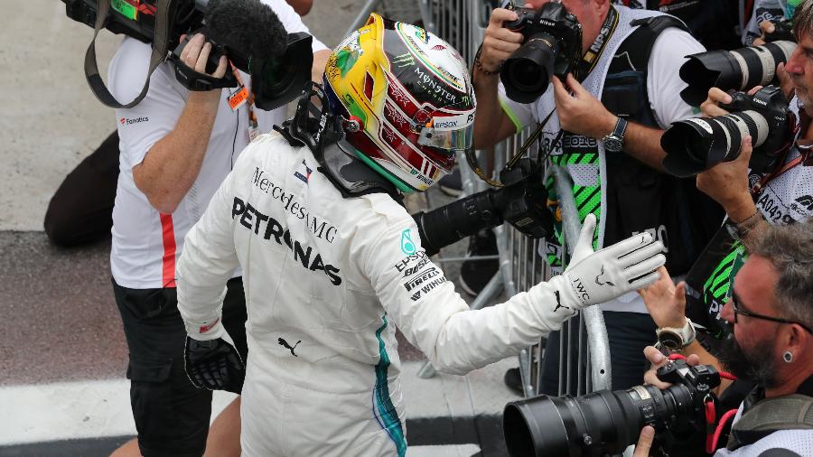 Lewis Hamilton comemora a pole position para o GP do Brasil 2018 - Paulo Whitaker/Reuters