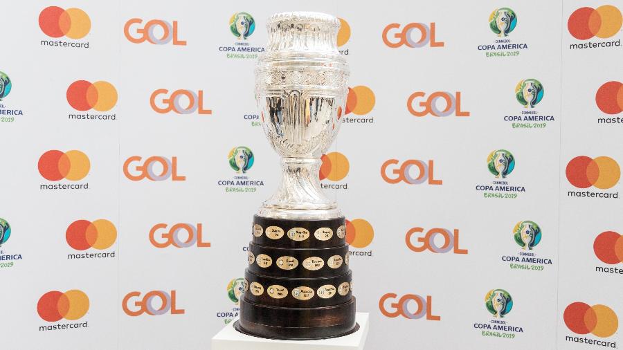 Taça da Copa América estará no jogo de abertura da competição, no próximo dia 14, entre Brasil e Bolívia, no Morumbi - Simon Plestenjak/UOL Esporte