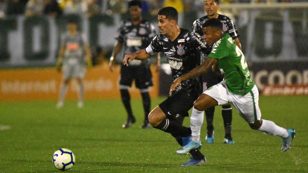 Avelar celebra gol que deu vitória ao Timão, mas reitera: 