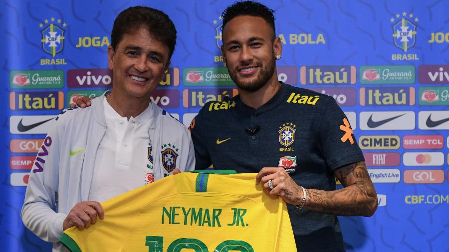 Neymar recebe camisa 100 de Bebeto - Pedro Martins/MoWA Press