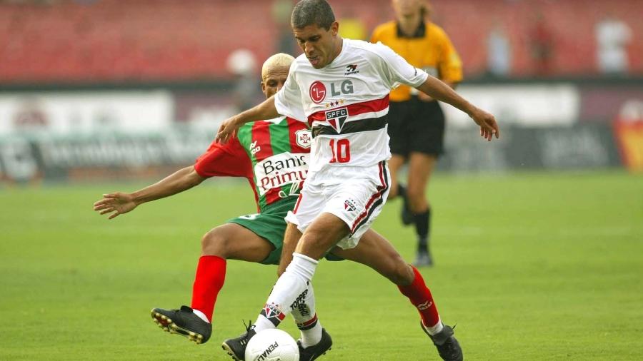 Ricardinho em ação pelo São Paulo pelo Campeonato Paulista de 2003, contra a Portuguesa Santista - Eduardo Knapp/Folha Imagem