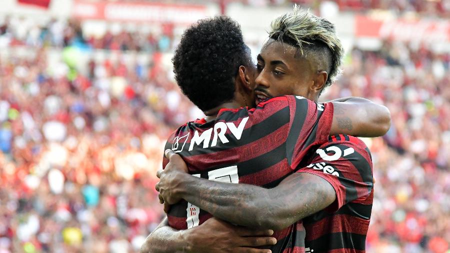 Vitinho e Bruno Henrique celebram gol do Flamengo contra o Corinthians - Thiago Ribeiro/AGIF