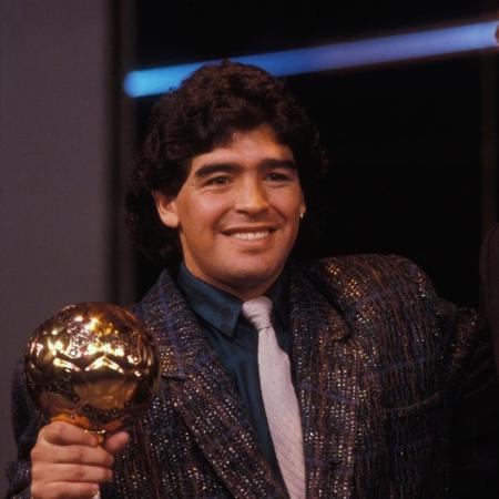 Diego Maradona posa com a Bola de Ouro após desempenho na Copa do Mundo de 1986