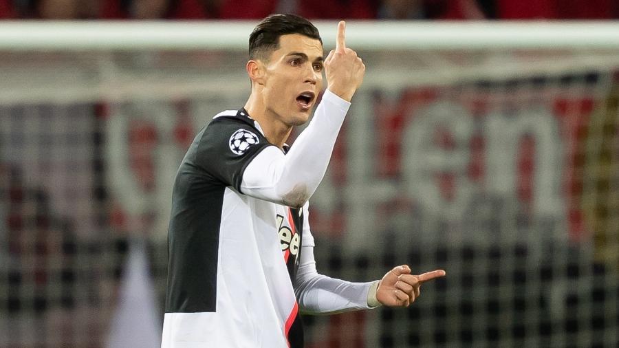 Cristiano Ronaldo gesticula durante jogo entre Juventus e Bayer Leverkusen - TF-Images/Getty Images