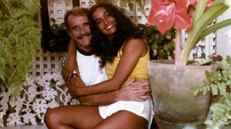 Com Edgar Duvivier; o bronzeado foi adquirido na piscina do tríplex do casal (não na praia) - Arquivo pessoal