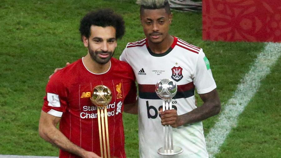 Mohamed Salah e Bruno Henrique comemoram prêmios de melhor jogador (Bola de Ouro) e segundo melhor jogador (Bola de Prata), respectivamente, do Mundial de Clubes 2019 - Mustafa Abumunes/AFP