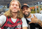 Gabigol e Filipe Luis torcem pelo Flamengo em semifinal do basquete