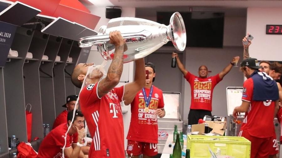 Thiago Alcântara usa taça da Liga dos Campeões como copo de cerveja após o título do Bayern - Reprodução/Instagram