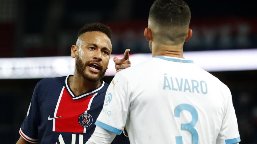 Neymar discute com o zagueiro Álvaro Gonzalez - Gonzalo Fuentes/Reuters