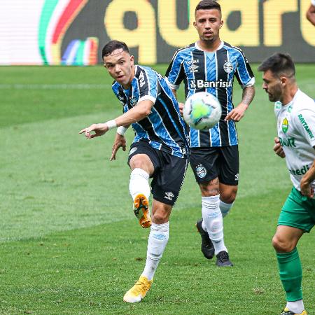 Pepê tenta finalização em duelo do Grêmio contra o Cuiabá pela Copa do Brasil - Fernando Alves/Fernando Alves/AGIF