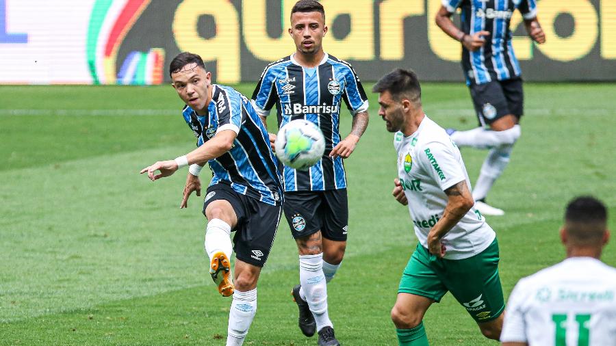 Pepê tenta finalização em duelo do Grêmio contra o Cuiabá pela Copa do Brasil - Fernando Alves/Fernando Alves/AGIF
